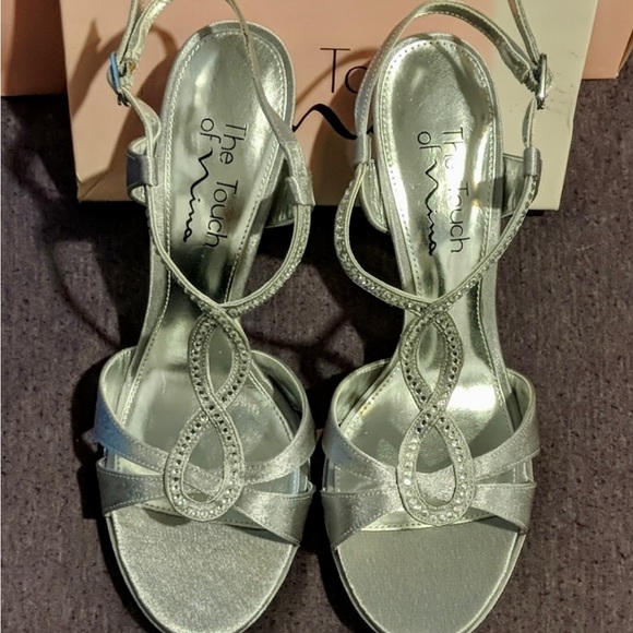 Touch of Nina silver 4" heels, Crystal embellishment, Size 8M - Picture 5 of 6